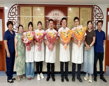 鲜花致医者 仁心护安康 | 河南誉美肾病医院开展医师节慰问活动
