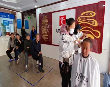 爱心义剪进医院,温馨服务暖人心——医院里的“临时理发店”,为患者解决“头”等大事