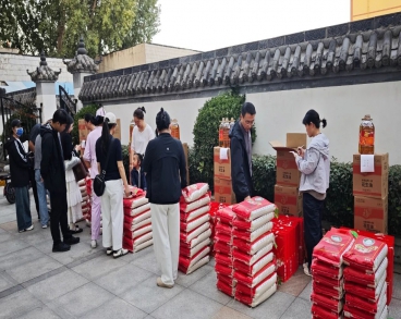 月满中秋情意浓,关怀备至暖人心 —— 河南誉美肾病医院为全体员工发放中秋福利