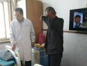 河南誉美肾病医院医师为困难患者送土鸡蛋