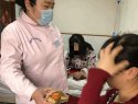 患者想吃烤红薯,刘艳飞护士就买来送到患者手