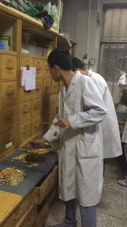 药房人员加班加点为病友抓药