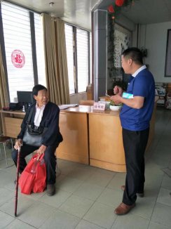 我院李科长为老人规划回家的乘车路线