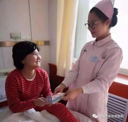 感动!护士郭利谦为新疆患者买来折纸练习