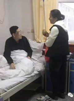 视患者如亲人,耿瑞玲护士下班时间买来水果送给患者