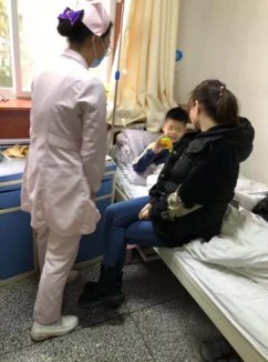 暖心!护士王锦贴心买来了玩具安抚输液小患者