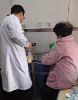 细心的郭海明大夫为胃口不好患者带来饭菜