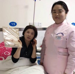 贴心服务，刘艳飞护士帮助患者买来练习用的字帖