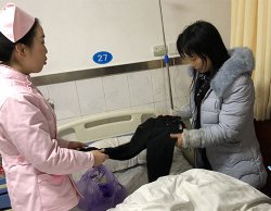 亲情服务无止境！二病区护士张在弟热心帮助患者买衣服