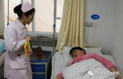 真情！护士王晓丹担心小患者过年期间无聊，特意买来荧光彩笔送给她