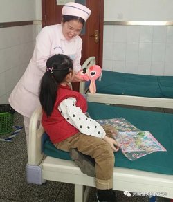 感动!护士长刘晓艳为小患者送来新年礼物