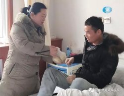 热情！邢梅军医生休息不忘患者 特意从家里带来新蒸的皮渣和包子送给患者们
