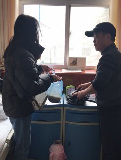温馨服务，护士苏玲玉给没时间准备年货的住院患者送来食物