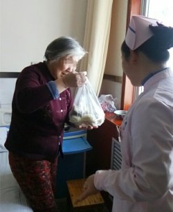 老大娘住院不能回家,护士长岳艳敏用心从家里带来过年食物
