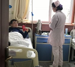 温馨!护士侯红玉和王晓丹为住院患者送新年礼物