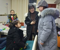 细心有爱!护士胡天阳为小患者送来礼物