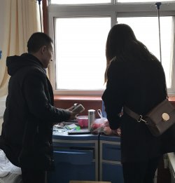 热心服务,焦桢护士利用下班特地买来水果送到患者手中