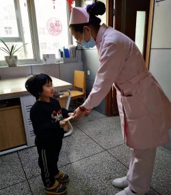 贴心有爱,护士刘静为喜欢写字的小患者买来文具