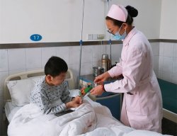 护士刘静送新春礼物,小患者医院里过开心年