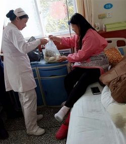 暖心!护士长罗海燕将自己的年货带给患者
