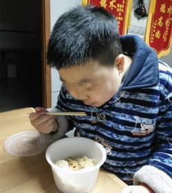 这才是一家人!护士葛玲玲为住院治疗不能回家过年的小患者送来食物