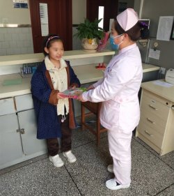 服务无止境，护士朱雪灵专门为小患者买来课外读物