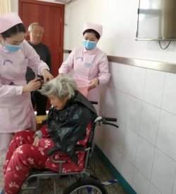 真情、贴心、暖人心,五病区护士王芙涓和任小玉帮助患者理发