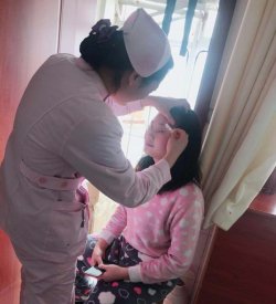 温馨有爱的一家人 护士王芙涓主动帮即将出院的患者化妆