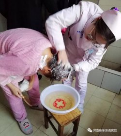 关心患者生活 护士陈明改趁下班期间帮患者洗头发