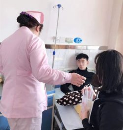 全心全意为患者服务,护士刘艳飞主动帮助不便外出的患者买东西