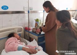 二病区护士长刘晓艳特地在家做好爱心午餐送到患者手里