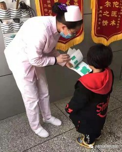 有爱天使 护士刘静有时间就耐心教小患者识字算题